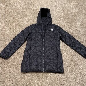 The North Face Teen Girls Black Hooded Puffer Jacket! Size Large.
